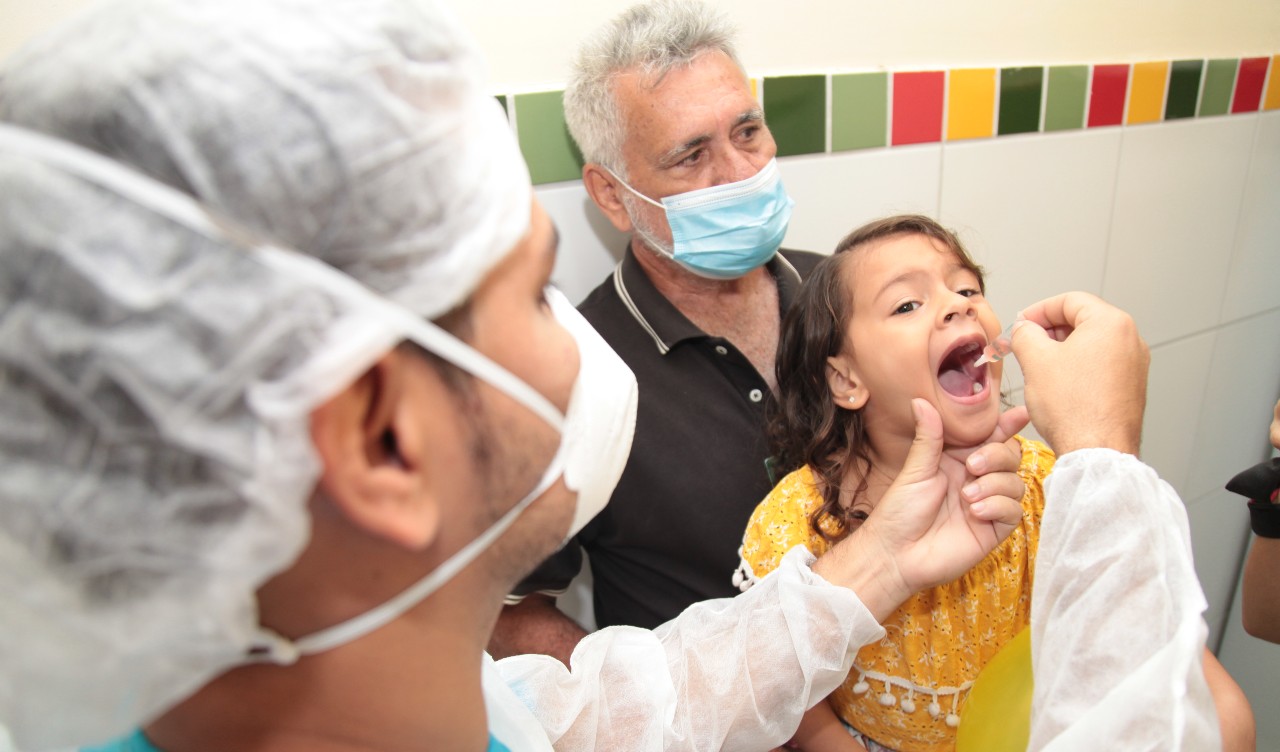 criança sendo vacinada 